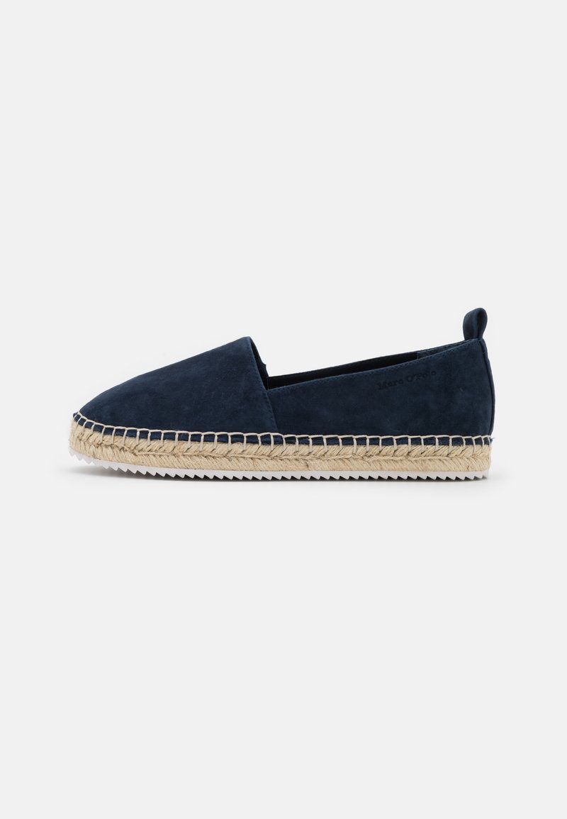 Espadrille bleu marine à enfiler avec semelle en jute tressé et semelle extérieure en caoutchouc blanc, équipée d'une languette au talon.