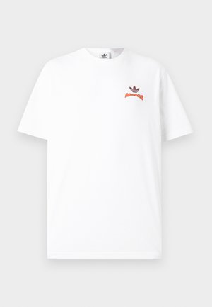 T-shirt de algodão branco com mangas curtas, apresentando um pequeno logótipo gráfico em vermelho e laranja no peito. Gola redonda clássica.