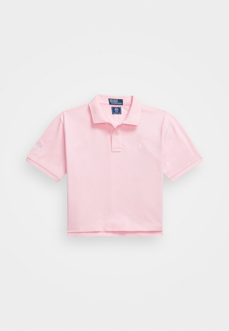Roosa polo-särk klassikalise krae, lühikeste varrukate ja tikitud logoga rinnal. Sile puuvillane materjal ja lühendatud disain.