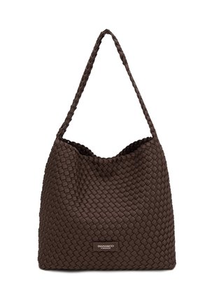 Borsa a tracolla in pelle intrecciata marrone scuro con una singola tracolla intrecciata e una piccola targhetta rettangolare con il logo Diana&Co Firenze sul davanti.