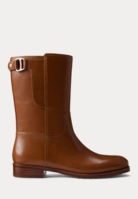 Brune lær ankle boot med en glat overflade, rund tå og en lav træhæl. Har en spænde detalje på siden.