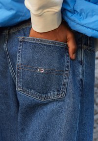 Tommy Jeans ETHAN - Calças de ganga de corte relaxado - denim medium