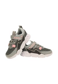 Sneaker leggere grigie con tomaia in rete, dettagli rosa e chiusura in Velcro su una suola in gomma bianca con dettagli testurizzati.