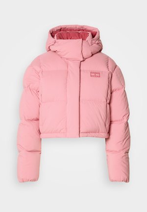 Geknipte pufferjack in lichtroze, met een hoge kraag, gewatteerd ontwerp en subtiele logopatch op de borst. Gladde textuur en dikke stof.