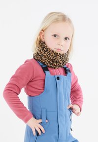 Leopardmönstrad, mjuk tyg halsvärmare; rosa fleece långärmad topp; blå byxor med axelremmar och fickor.