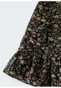 Jupe florale noire avec un ourlet froncé, des motifs floraux intriqués en rose et vert, et des détails plissés sur tout le tissu.