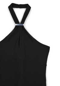 Top halter nero a coste con un accento in metallo argentato al collo e una texture liscia. Presenta un design aperto e una silhouette aderente.
