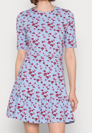 Helleblaues Kurzarmkleid mit Blumenmuster in Pink und Rot. Enganliegendes Oberteil mit einem schwingenden Rüschensaum am Saum. Weicher Stoffeinsatz.