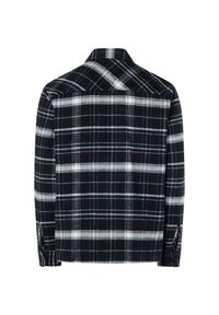 Chemise en flanelle à carreaux bleu marine avec des lignes blanches et bleu clair. Comprend un col classique et des poignets à boutons, tissu texturé avec une finition brossée.