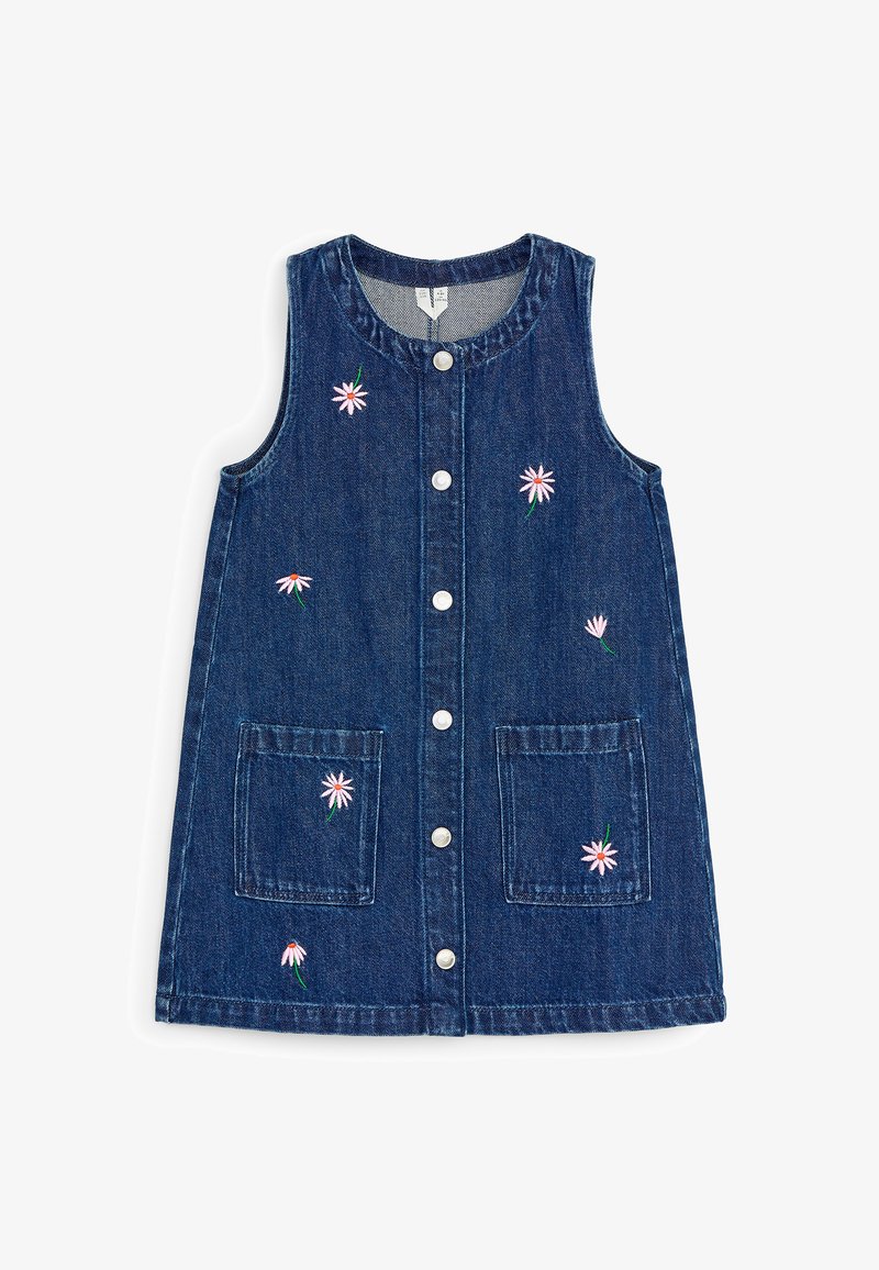 Robe en denim bleu foncé sans manches avec des boutons sur le devant, deux poches avant et une petite broderie de fleurs roses dispersée sur le tissu.