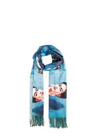 Sciarpa blu con frange che presenta un'opera d'arte con il volto di una donna e motivi a farfalla su uno sfondo testurizzato.