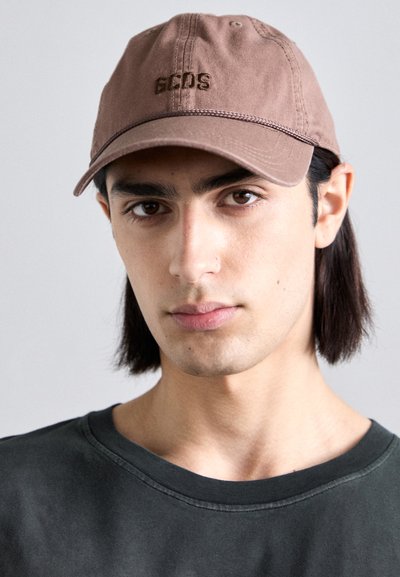 Casquette de baseball en coton marron avec logo "GCDS" brodé à l'avant, dotée d'une visière courbée et d'une sangle arrière ajustable.