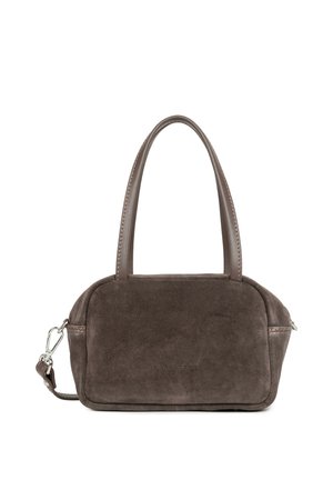 Sac à main en daim marron avec poignées en cuir lisse et bandoulière amovible en cuir avec fermoir métallique sur fond blanc.