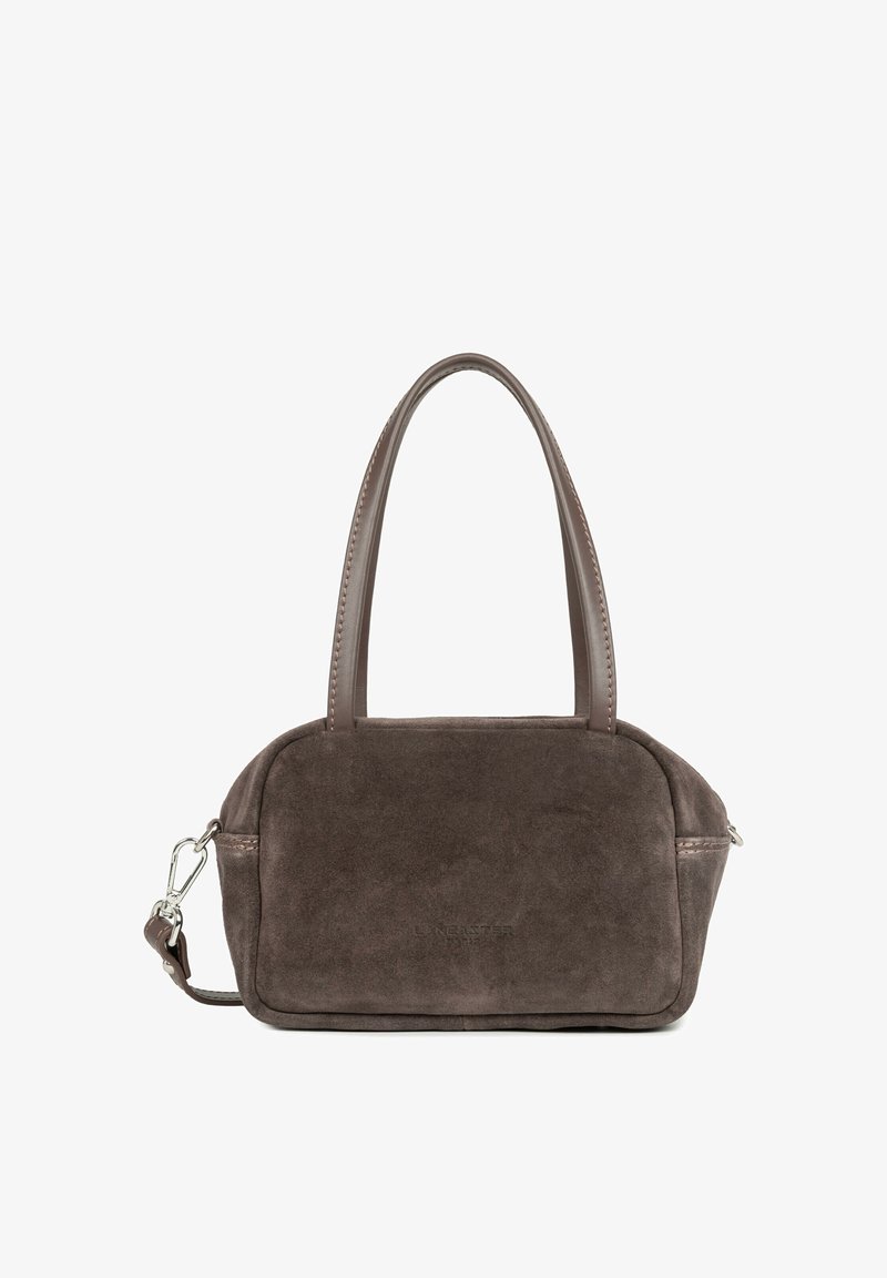 Sac à main en daim marron avec poignées en cuir lisse et bandoulière amovible en cuir avec fermoir métallique sur fond blanc.