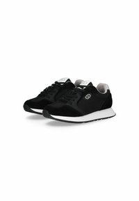 Baskets de sport noires avec une tige en mesh et des accents en daim, semelle intermédiaire blanche et semelle extérieure en caoutchouc noir. Conçues avec des lacets et un détail de logo.