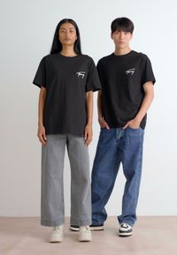 Tommy Jeans SIGNATURE - Basic póló - black