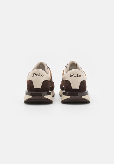 Hnedé semišové a kožené tenisky s béžovým zadným panelom, na ktorom je logo "Polo". Hrubá podrážka s tmavo hnedým akcentom. Vysoký strih.