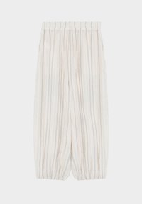 Pantalon blanc ample avec fines rayures noires verticales, taille élastique et ourlets élastiques resserrés aux chevilles.