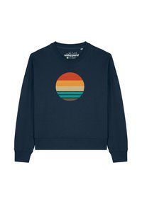 Navyblauwe sweatshirt met een ronde print in gestreepte kleuren: oranje, geel, teal en bruin. Zachte textuur, relaxte pasvorm, ribbelmanchetten.