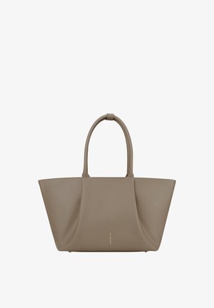 Taupe textuur leren tote bag met twee schouderriemen en een subtiele gouden merklogo aan de onderkant van het midden.