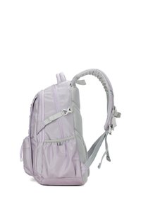 Un sac à dos violet clair avec plusieurs compartiments zippés, des bretelles rembourrées, des détails en maille et une poche latérale pour bouteilles d'eau ou accessoires.