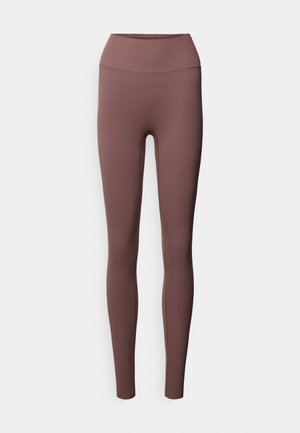 Leggings marron taille haute en tissu extensible, avec une texture lisse et une coupe ajustée qui se resserre à la cheville.