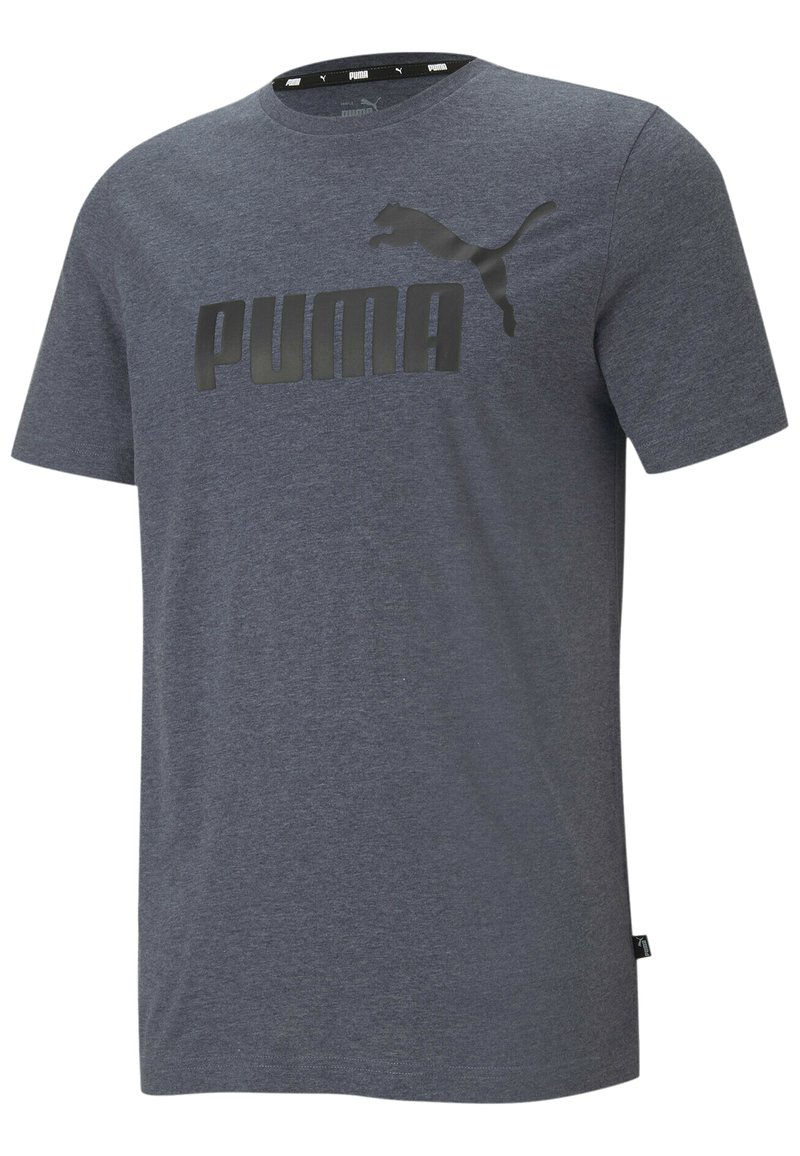 Šedé bavlněné tričko s černým logem Puma a velkým textem "PUMA" na přední straně, kulatý výstřih a krátké rukávy.