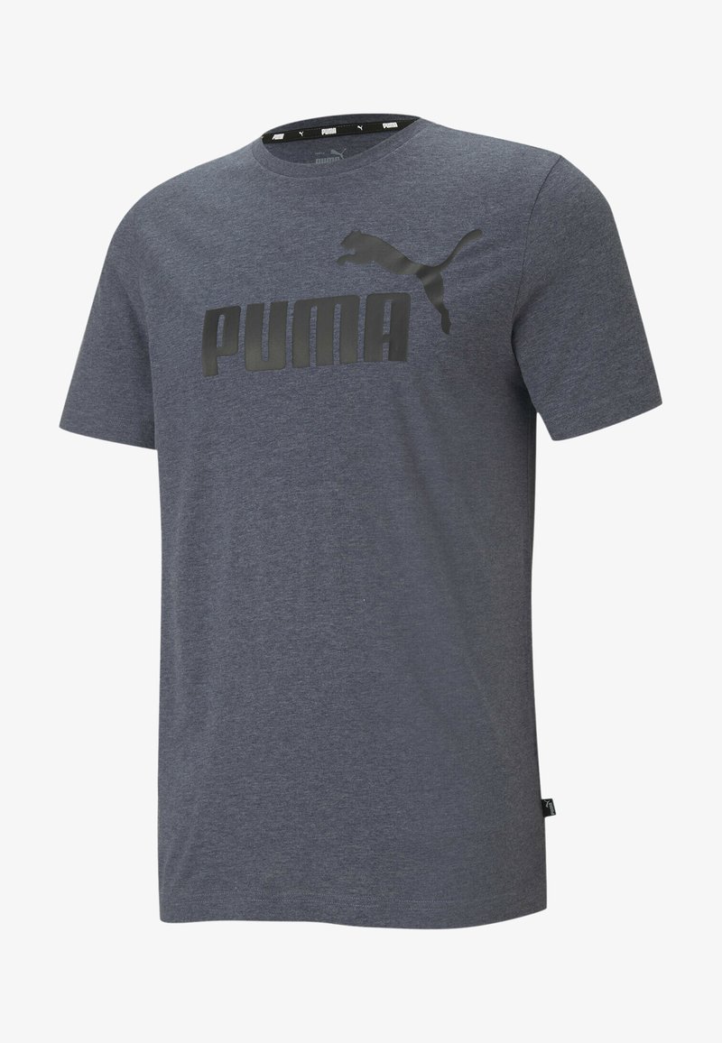 Šedé bavlněné tričko s černým logem Puma a velkým textem "PUMA" na přední straně, kulatý výstřih a krátké rukávy.