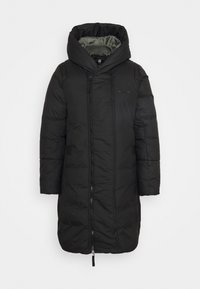 Dlouhý černý péřový kabát s velkou kapucí, vpředu na zip a mírně staženými rukávy. Má hladký povrch a podšívku.