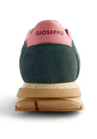 Vista trasera de unas zapatillas de ante verde y cuero rosa con una mediasuela beige moteada y una suela de goma marrón, con la marca "GIOSEPPO" en el talón.