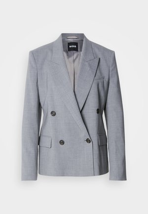 Světle šedý dvouřadý blazer vyrobený z texturované tkaniny, s výcutým klopou, dvěma předními kapsami a černými knoflíky. Interiér je podšívkovaný.