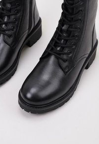 Sandra Fontán GARNAVIE - Botines con cordones - black