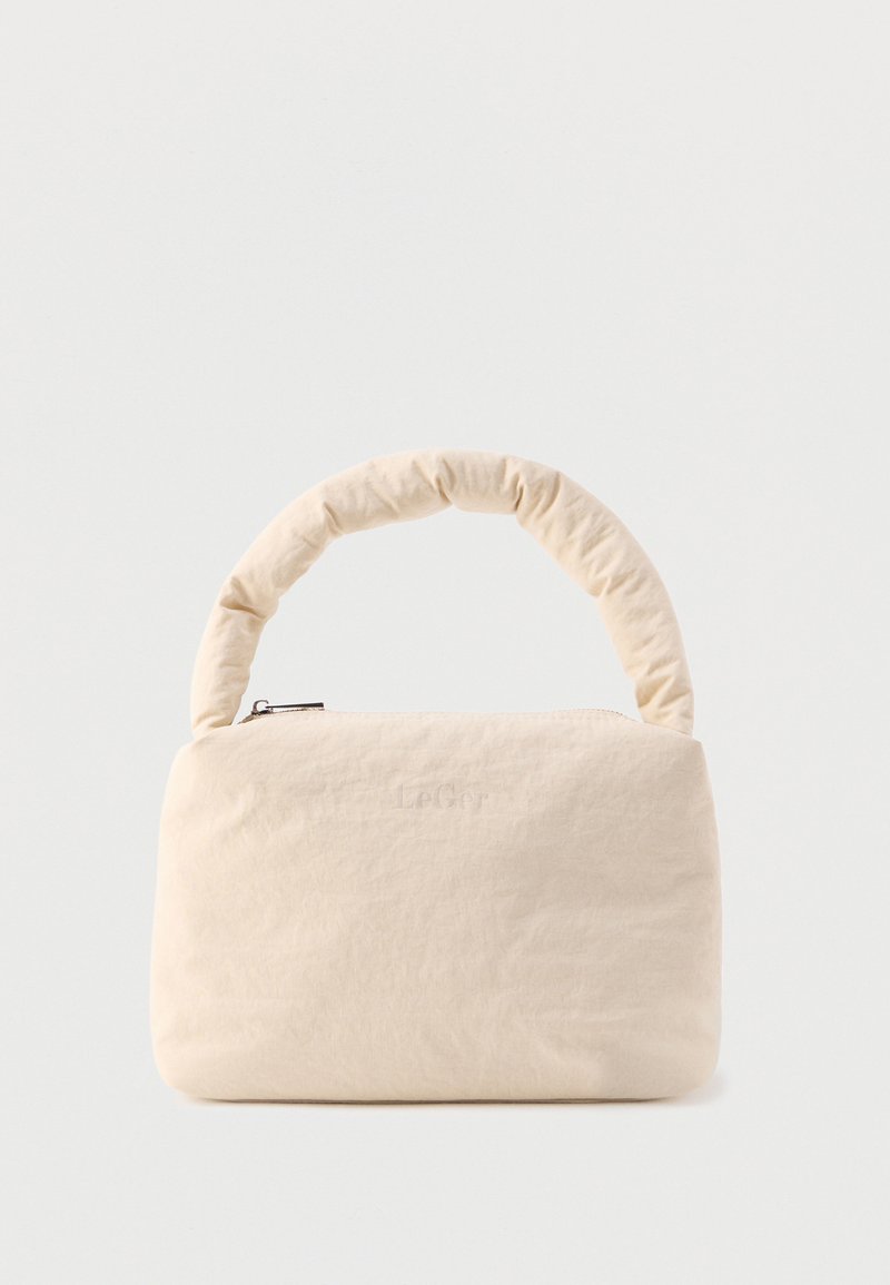 Τσάντα σε κρεμ χρώμα με απαλό, υφασμάτινο υλικό, διαθέτοντας ενισχυμένη λαβή και κλείσιμο με φερμουάρ. Λεπτό λογότυπο χαραγμένο στο μπροστινό μέρος.