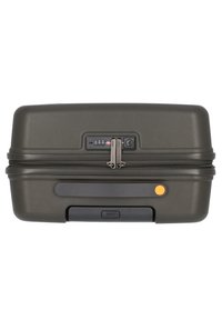 Valigia rigida di colore verde scuro con chiusura a cerniera, lucchetto combinato, pulsante di accento arancione e superficie texturizzata per una maggiore durata.