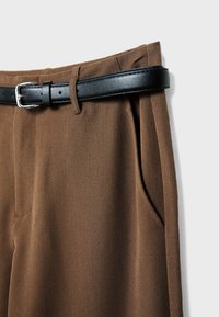 Rjave krojene hlače z gladko teksturo, opremljene z črnim usnjenim pasom, nabranim sprednjim delom in stranskimi žepi.