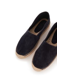 Espadrillas in camoscio blu navy con suola in juta intrecciata, dotate di punta chiusa e pannelli laterali elasticizzati per una facile vestibilità. Design piatto.