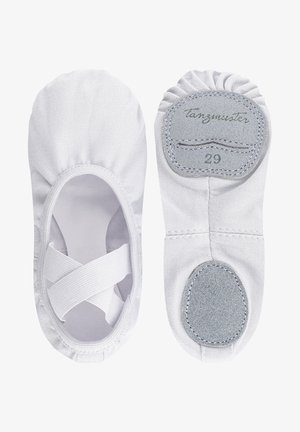 Weiße Ballettschuhe aus Canvas mit elastischen Riemen, abgerundeter Kappe und weicher Stoffauskleidung. Texturiertes Gummisohle mit grauem Akzent und Größenetikett.