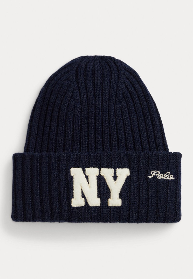 Căciulă tricotată de culoare navy, cu o textură ribbed, având literele albe "NY" și "Polo" brodate în alb pe margine.