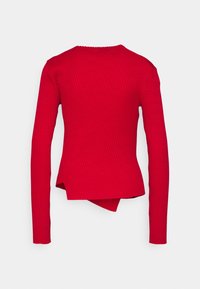 Pull rouge à manches longues en maille côtelée avec un ourlet asymétrique et un col rond, vu de dos sur un fond uni.