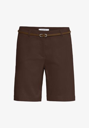 Pruunid põlveni ulatuvad vormiriietusega šortsid, millel on õhuke tan-nahast vöö ja hõbedane pannal, vööaasadega ning kaubamärgiga sisemine vööääris.