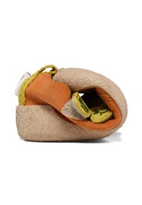 Schoenen met een gestructureerde beige zool, een oranje stoffen bovenwerk en een groene band; inclusief zichtbare gekleurde inzetstukken binnenin.