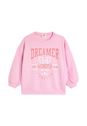 Różowy sweatshirt z okrągłym dekoltem, długimi bufkami i ściągaczem na dole. Posiada nadrukowane w kontrastowych kolorach napisy "DREAMER", "W" oraz "WONDER FOREVER".