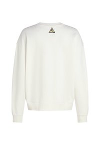 Sudadera blanca de cuello redondo, con hombros caídos y puños acanalados. Presenta un logo de triángulo multicolor en la parte trasera.