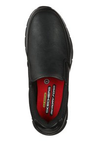 Zapato negro de tipo slip-on con parte superior de cuero texturizado, cuello acolchado y plantilla de espuma viscoelástica roja. Suela de goma con característica antideslizante.