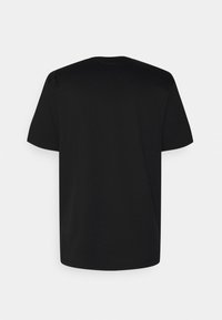 T-shirt noir à manches courtes avec un col rond, possédant une texture lisse et un design simple, sans ornement.
