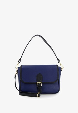 Sac à main en cuir bleu avec une bandoulière noire, présentant un rabat et des accessoires en or, y compris une boucle décorative sur le devant.