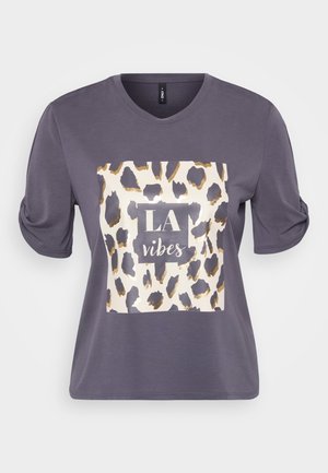 Grå kortermet t-skjorte med rund hals, med et leopardmønster og teksten "LA vibes" i hvitt og gull på fronten.