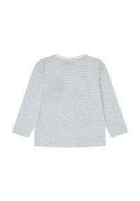 Camisa blanca de manga larga con rayas horizontales grises, con un escote redondo y una textura de algodón suave. Sin gráficos ni logotipos visibles.