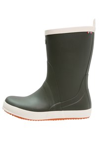 Botas de lluvia de goma verdes con una banda superior texturizada blanca y suela naranja. Presentan un acabado liso y un detalle acentuado circular en el lado.