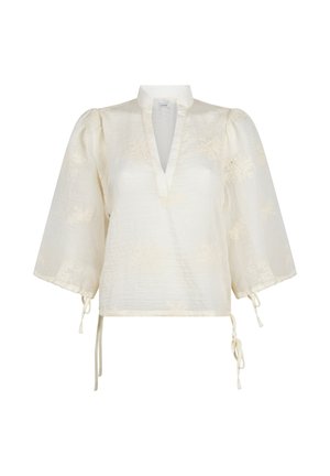 Crèmewitte blouse met geplooide driekwartmouwen, V-hals, subtiel bloemenpatroon en strikdetails aan mouwen en zoom.